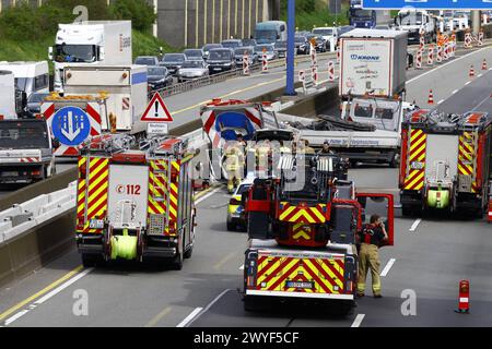 Wallenhorst, Deutschland 06. April 2024: VU schwer - - A1 RF HB 218,0 - auf der BAB 1 kommt es zwischen den Anschlussstellen Osnabrück-Hafen und Osnabrück-Nord, Fahrtrichtung Bremen, zum Zusammenstoß zwischen mehreren Fahrzeugen. Mindestens zwei Personen werden dabei verletzt. Polizei, Feuerwehr und Rettungsdienst sind vor Ort. Ein Rettungshubschrauber ist ebenfalls im Einsatz. Die Verkehrsunfallaufnahme dauert an. Die Richtungsfahrbahn Bremen ist aktuell gesperrt. A1 Niedersachsen *** Wallenhorst, Deutschland 06 April 2024 Unfall schwer A1 RF HB 218 0 es kommt zu einer Kollision zwischen mehreren ve Stockfoto