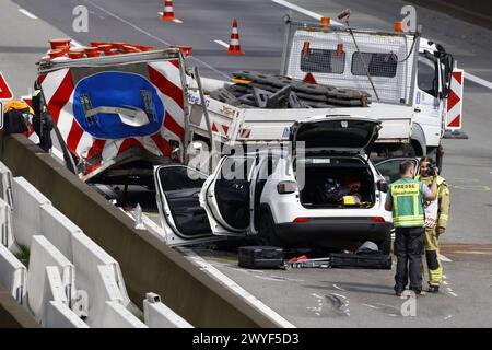 Wallenhorst, Deutschland 06. April 2024: VU schwer - - A1 RF HB 218,0 - auf der BAB 1 kommt es zwischen den Anschlussstellen Osnabrück-Hafen und Osnabrück-Nord, Fahrtrichtung Bremen, zum Zusammenstoß zwischen mehreren Fahrzeugen. Mindestens zwei Personen werden dabei verletzt. Polizei, Feuerwehr und Rettungsdienst sind vor Ort. Ein Rettungshubschrauber ist ebenfalls im Einsatz. Die Verkehrsunfallaufnahme dauert an. Die Richtungsfahrbahn Bremen ist aktuell gesperrt. A1 Niedersachsen *** Wallenhorst, Deutschland 06 April 2024 Unfall schwer A1 RF HB 218 0 es kommt zu einer Kollision zwischen mehreren ve Stockfoto