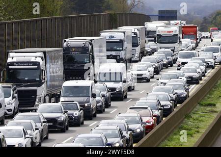 Wallenhorst, Deutschland 06. April 2024: VU schwer - - A1 RF HB 218,0 - auf der BAB 1 kommt es zwischen den Anschlussstellen Osnabrück-Hafen und Osnabrück-Nord, Fahrtrichtung Bremen, zum Zusammenstoß zwischen mehreren Fahrzeugen. Mindestens zwei Personen werden dabei verletzt. Polizei, Feuerwehr und Rettungsdienst sind vor Ort. Ein Rettungshubschrauber ist ebenfalls im Einsatz. Die Verkehrsunfallaufnahme dauert an. Die Richtungsfahrbahn Bremen ist aktuell gesperrt. A1 Niedersachsen *** Wallenhorst, Deutschland 06 April 2024 Unfall schwer A1 RF HB 218 0 es kommt zu einer Kollision zwischen mehreren ve Stockfoto