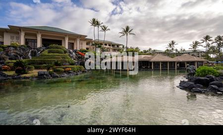 Teich vor der wunderschönen Fassade des Grand Hyatt Kauai Resort and Spa in Koloa, Hawaii. Stockfoto