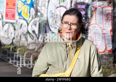 Pressesprecherin von Christiania, Hulda Mader, während eines Aktionstages am Samstag, 6. April 2024. Bei einem Treffen in Christiania im März wurde beschlossen, die sogenannte Pusher Street im berühmten Kopenhagener Viertel während eines sogenannten Aktionstages am 6. April auszugraben. Es ist geplant, dass Christianitter mit Hilfe von Arbeitern die Straße ausgräbt. Menschen außerhalb von Christiania sind herzlich eingeladen, sich daran zu beteiligen, wie der Sprecher von Christiania informiert hat. Durch das Ausgraben der Straße hoffen die Bewohner von Christiania, kriminelle Banden davon abzuhalten, ihren Drogenhandel am Standort Kopenhagen fortzusetzen Stockfoto