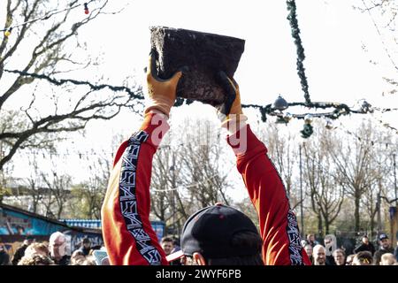 Bei einem Treffen in Christiania im März wurde beschlossen, die sogenannte Pusher Street im berühmten Kopenhagener Viertel während eines sogenannten Aktionstages am 6. April auszugraben. Es ist geplant, dass Christianitter mit Hilfe von Arbeitern die Straße ausgräbt. Menschen außerhalb von Christiania sind herzlich eingeladen, sich daran zu beteiligen, wie der Sprecher von Christiania informiert hat. Durch das Ausgraben der Straße hoffen die Bewohner von Christiania, kriminelle Banden davon abzuhalten, ihren Drogenhandel am Standort Kopenhagen Pusher Street Dänemark fortzusetzen Copyright: XKristianxTuxenxLadegaardxBergx 2E6A1567 Stockfoto