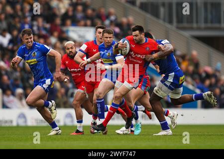 Bades will Muir wird von Christ Tshiunza der Exeter Chiefs während des Investec Champions Cup Matches im Sandy Park in Exeter angegriffen. Bilddatum: Samstag, 6. April 2024. Stockfoto