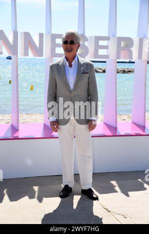 CANNES, FRANKREICH - 6. APRIL: Kyle MacLachlan erstellt seine Handabdrücke während des „Fallout“-Fotorufs während des 7. Canneseries International Festivals am 6. April 2024 in Cannes. Stockfoto