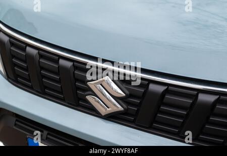Kiew, Ukraine. April 2024. Nahaufnahme des Logos des Suzuki-Buchstabens S auf einem neuen blauen Kühlergrill Stockfoto