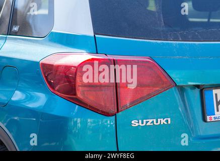 Kiew, Ukraine. April 2024. Blaue Suzuki Vitara, Nahaufnahme des Fahrzeugs mit Details: Rote Rücklichter des SUV Stockfoto