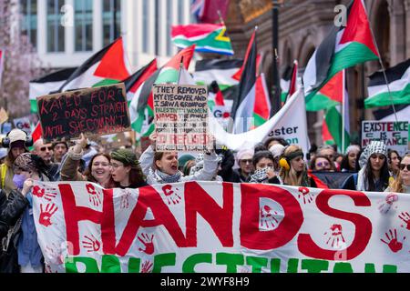 Manchester, Großbritannien. April 2024. Palästina-Anti-Gaza-Konflikt und Pro-Israel-Demstrationen treffen sich in Manchester Central UK auf der Marktstraße. Die Palästinenserdemo begann am Petersplatz und marschierte durch das Stadtzentrum, wo sie die Pro Israel Demonstration auf der Market Street trafen. Wütende Worte wurden mit gegensätzlichen Gesängen ausgetauscht. Die beiden Demonstrationen wurden durch Polizeilinien getrennt. Die pro-Palästina-Demonstration, bei der Mitglieder der jüdischen Gemeinschaft Spruchbänder zur Unterstützung Palästinas trugen, setzte sich durch die Stadt fort und kehrte auf den Petersplatz zurück. Manchester UK Bild: ga Stockfoto