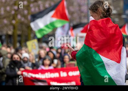 Manchester, Großbritannien. April 2024. Palästina-Anti-Gaza-Konflikt und Pro-Israel-Demstrationen treffen sich in Manchester Central UK auf der Marktstraße. Die Palästinenserdemo begann am Petersplatz und marschierte durch das Stadtzentrum, wo sie die Pro Israel Demonstration auf der Market Street trafen. Wütende Worte wurden mit gegensätzlichen Gesängen ausgetauscht. Die beiden Demonstrationen wurden durch Polizeilinien getrennt. Die pro-Palästina-Demonstration, bei der Mitglieder der jüdischen Gemeinschaft Spruchbänder zur Unterstützung Palästinas trugen, setzte sich durch die Stadt fort und kehrte auf den Petersplatz zurück. Manchester UK Bild: ga Stockfoto