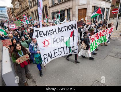 Manchester, Großbritannien. April 2024. Palästina-Anti-Gaza-Konflikt und Pro-Israel-Demstrationen treffen sich in Manchester Central UK auf der Marktstraße. Die Palästinenserdemo begann am Petersplatz und marschierte durch das Stadtzentrum, wo sie die Pro Israel Demonstration auf der Market Street trafen. Wütende Worte wurden mit gegensätzlichen Gesängen ausgetauscht. Die beiden Demonstrationen wurden durch Polizeilinien getrennt. Die pro-Palästina-Demonstration, bei der Mitglieder der jüdischen Gemeinschaft Spruchbänder zur Unterstützung Palästinas trugen, setzte sich durch die Stadt fort und kehrte auf den Petersplatz zurück. Manchester UK Bild: ga Stockfoto