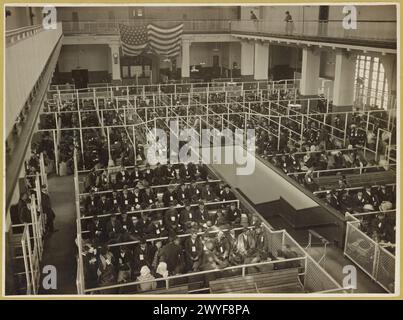 Die Stifte auf Ellis Island, Registry Room (oder Great Hall). Diese Menschen haben die erste mentale Inspektion bestanden. Stockfoto