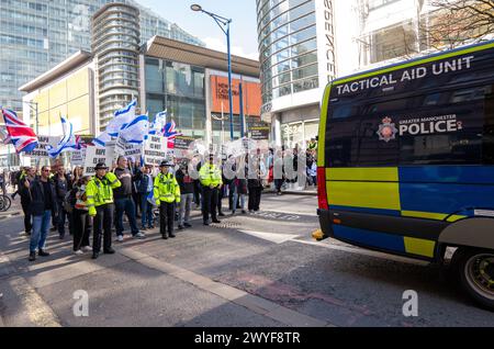 Manchester, Großbritannien. April 2024. Palästina-Anti-Gaza-Konflikt und Pro-Israel-Demstrationen treffen sich in Manchester Central UK auf der Marktstraße. Die Palästinenserdemo begann am Petersplatz und marschierte durch das Stadtzentrum, wo sie die Pro Israel Demonstration auf der Market Street trafen. Wütende Worte wurden mit gegensätzlichen Gesängen ausgetauscht. Die beiden Demonstrationen wurden durch Polizeilinien getrennt. Die pro-Palästina-Demonstration, bei der Mitglieder der jüdischen Gemeinschaft Spruchbänder zur Unterstützung Palästinas trugen, setzte sich durch die Stadt fort und kehrte auf den Petersplatz zurück. Manchester UK Bild: ga Stockfoto