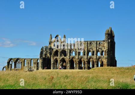 Whitby Abbey war eine Benediktinerabtei, die reduziert wurde Sein gegenwärtiger Zustand durch Heinrich VIII in1540 unterstützt durch die Beschuss von ihm durch ein deutsches Schlachtschiff Stockfoto