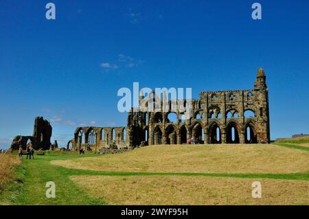 Whitby Abbey war eine Benediktinerabtei, die reduziert wurde Sein gegenwärtiger Zustand durch Heinrich VIII in1540 unterstützt durch die Beschuss von ihm durch ein deutsches Schlachtschiff Stockfoto