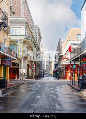 Die berühmte Bourbon Street in New Orleans während der Morgenstunden Stockfoto