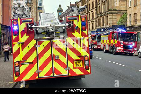 Glasgow, Schottland, UK.6h April 2024: Vier Feuerwehrfahrzeuge nehmen an einem Vorfall in der Hauptstraße Teil, der auf Stromausfälle im alten Black Bull Pub zurückzuführen ist. Credit Gerard Ferry /Alamy Live News Stockfoto