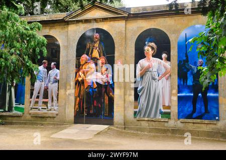 Szenen aus verschiedenen Produktionen von Shakespeares-Spielen schmücken diese klassisch gestaltete Wand in der Nähe der Royal Shakespeare Company Theater in Stratford Stockfoto