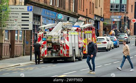 Glasgow, Schottland, UK.6h April 2024: Vier Feuerwehrfahrzeuge nehmen an einem Vorfall in der Hauptstraße Teil, der auf Stromausfälle im alten Black Bull Pub zurückzuführen ist. Credit Gerard Ferry /Alamy Live News Stockfoto