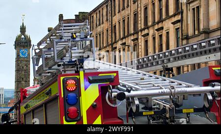 Glasgow, Schottland, UK.6h April 2024: Vier Feuerwehrfahrzeuge nehmen an einem Vorfall in der Hauptstraße Teil, der auf Stromausfälle im alten Black Bull Pub zurückzuführen ist. Credit Gerard Ferry /Alamy Live News Stockfoto