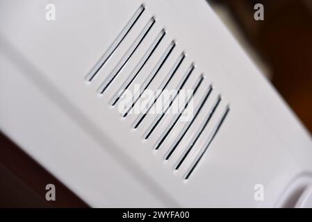 Die Platte der weißen Heizung. Risse im Kühler. Stockfoto