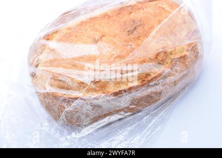 Ein frischer Brotlaib in einem Zellophanbeutel. Stockfoto