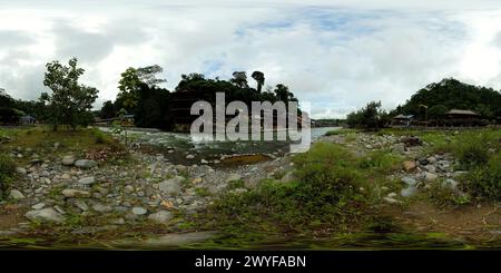 Blick auf den Fluss von Bukit Lawang vor einer Ökotourismus-Dschungelwanderung im Gunung Leuser National Park. Virtuelle Realität 360. Stockfoto