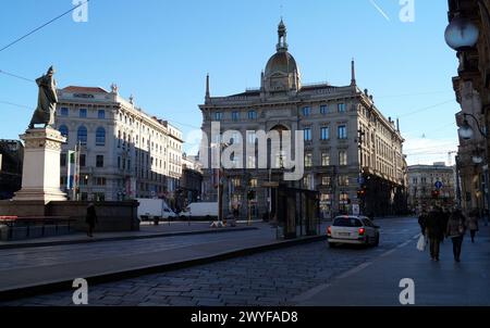 Piazza Cordusio, Platz im Stadtzentrum, mit dem Denkmal für Giuseppe Parini und Palazzo delle Assicurazioni Generali, Mailand, Italien Stockfoto