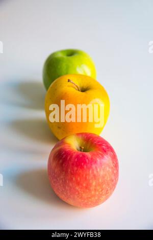 Drei Äpfel hintereinander. Stockfoto