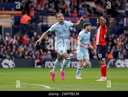 Marcus Tavernier aus Bournemouth feiert das erste Tor des Spiels während des Premier League-Spiels in der Kenilworth Road, Luton. Bilddatum: Samstag, 6. April 2024. Stockfoto