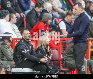 Martin Devaney erster Mannschaftstrainer von Barnsley spricht mit Neill Collins Head Coach von Barnsley während des Sky Bet League 1 Matches Charlton Athletic vs Barnsley at the Valley, London, Großbritannien, 6. April 2024 (Foto: Alfie Cosgrove/News Images) Stockfoto