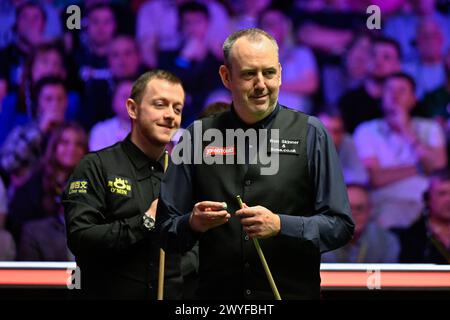 Manchester, Großbritannien. April 2024. Mark Williams und Mark Allen lächeln alle, während der Johnstone's Paint Tour Championships in Manchester Central, Manchester, Großbritannien, 6. April 2024 (Foto: Cody Froggatt/News Images) in Manchester, Großbritannien am 6. April 2024. (Foto: Cody Froggatt/News Images/SIPA USA) Credit: SIPA USA/Alamy Live News Stockfoto