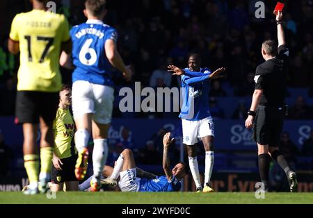 Schiedsrichter Michael Oliver (rechts) zeigt eine rote Karte für Dara O’Shea (zweite links) von Burnley für ein Foul während des Premier League-Spiels im Goodison Park, Liverpool. Bilddatum: Samstag, 6. April 2024. Stockfoto