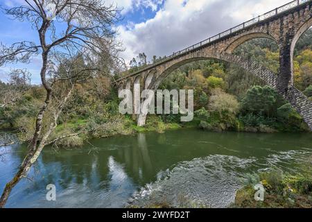 Malerische alte Eisenbahnbrücke Pessegueiro do Vouga über den Fluss Vouga in der Nähe von Aveiro, Portugal Stockfoto