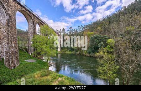Malerische alte Eisenbahnbrücke Pessegueiro do Vouga über den Fluss Vouga in der Nähe von Aveiro, Portugal Stockfoto