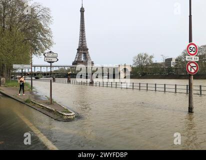 Paris, Frankreich. April 2024. Nach starken Regenfällen in Teilen Frankreichs ist die seine in Paris geplatzt. Die Route des Marathons am nächsten Sonntag muss leicht angepasst werden. Quelle: Michael Evers/dpa/Alamy Live News Stockfoto