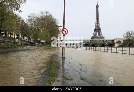 Paris, Frankreich. April 2024. Nach starken Regenfällen in Teilen Frankreichs ist die seine in Paris geplatzt. Die Route des Marathons am nächsten Sonntag muss leicht angepasst werden. Quelle: Michael Evers/dpa/Alamy Live News Stockfoto