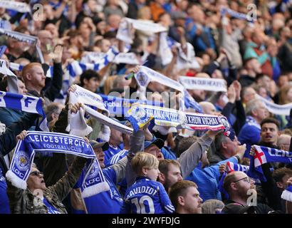 Fans von Leicester City, die Schals hochhalten, um dem ehemaligen Vorsitzenden Vichai Srivaddhanaprabha während des Sky Bet Championship Matches im King Power Stadium in Leicester Tribut zu zollen. Bilddatum: Samstag, 6. April 2024. Stockfoto