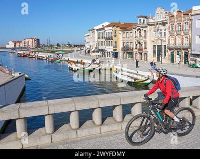 Nette ältere Frau, die mit ihrem E-Mountainbike in der malerischen Stadt Aveiro, Portugal, radelt Stockfoto