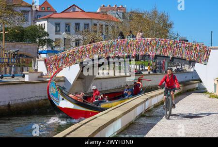 Nette ältere Frau, die mit ihrem E-Mountainbike in der malerischen Stadt Aveiro, Portugal, radelt Stockfoto