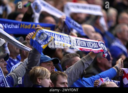 Fans von Leicester City, die Schals hochhalten, um dem ehemaligen Vorsitzenden Vichai Srivaddhanaprabha während des Sky Bet Championship Matches im King Power Stadium in Leicester Tribut zu zollen. Bilddatum: Samstag, 6. April 2024. Stockfoto