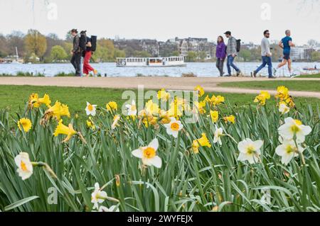 Hamburg, Deutschland. April 2024. Wanderer schlendern bei angenehmen Temperaturen entlang der Außenalster. Quelle: Georg Wendt/dpa/Alamy Live News Stockfoto