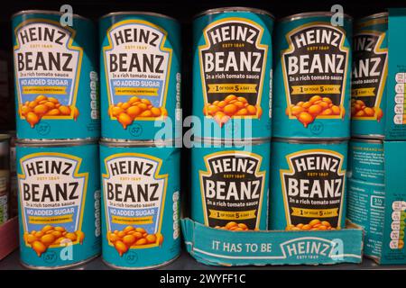 Großaufnahme von Dosen ohne Zusatz von Zucker und Heinz Baked Beans in einem Supermarktregal, England, Großbritannien Stockfoto