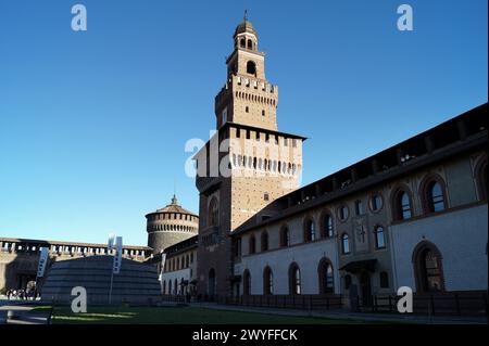 Torre del Filarete, Turm vor dem Tor und Mauer des Schlosses Sforza, Castello Sforzesco, Blick vom Cortile delle Armi, Innenhof, Mailand, Italien Stockfoto