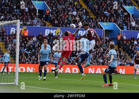 Birmingham, Großbritannien. April 2024. Ollie Watkins von Aston Villa (11) trifft und erzielt seine Teams das 3. Tor. Premier League Match, Aston Villa gegen Brentford im Villa Park in Birmingham am Samstag, den 6. April 2024 dieses Bild darf nur für redaktionelle Zwecke verwendet werden. Nur redaktionelle Verwendung, Bild von Andrew Orchard/Andrew Orchard Sportfotografie/Alamy Live News Credit: Andrew Orchard Sportfotografie/Alamy Live News Stockfoto