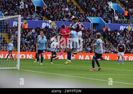 Birmingham, Großbritannien. April 2024. Ollie Watkins von Aston Villa (11) trifft und erzielt seine Teams das 3. Tor. Premier League Match, Aston Villa gegen Brentford im Villa Park in Birmingham am Samstag, den 6. April 2024 dieses Bild darf nur für redaktionelle Zwecke verwendet werden. Nur redaktionelle Verwendung, Bild von Andrew Orchard/Andrew Orchard Sportfotografie/Alamy Live News Credit: Andrew Orchard Sportfotografie/Alamy Live News Stockfoto
