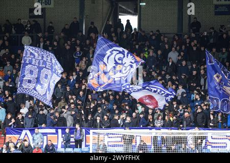 Oldham Athletic gegen Rochdale - Vanarama National League. 6. April 2024 Rochdale-Fans während des Vanarama National League-Spiels zwischen Oldham Athletic und Rochdale im Boundary Park in Oldham am 6. April 2024. Stockfoto