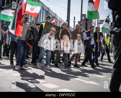 06. April 2024, Hessen, Frankfurt/Main: Teilnehmer halten Bilder von iranischen Ayatollahs während einer Demonstration zum Al-Kuds-Tag in der Frankfurter Innenstadt. Foto: Frank Rumpenhorst/dpa Stockfoto