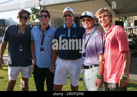 Doral, Florida, USA. April 2024. Henrik Stenson (C) von den Majesticks und Gäste posieren für Fotos nach der ersten Runde des LIV Golf Miami im Trump National Doral. (Kreditbild: © Debby Wong/ZUMA Press Wire) NUR REDAKTIONELLE VERWENDUNG! Nicht für kommerzielle ZWECKE! Stockfoto