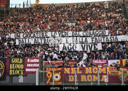 Roma, Italien. April 2024. Roma' Unterstützer das Fußball-Spiel der Serie A zwischen AS Roma und SS Lazio im Olympiastadion Roms, Italien - Samstag, den 06. April 2024. Sport - Fußball . (Foto: Alfredo Falcone/LaPresse) Credit: LaPresse/Alamy Live News Stockfoto