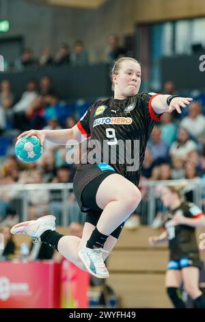 Heidelberg, Deutschland. April 2024. Handball, Frauen: Qualifikation zur Europameisterschaft, Israel - Deutschland, 1. Runde, Gruppe 2, Spieltag 2, SNP-Dome. Die Deutsche Lisa Antl erzielt ein Tor. Quelle: Uwe Anspach/dpa/Alamy Live News Stockfoto