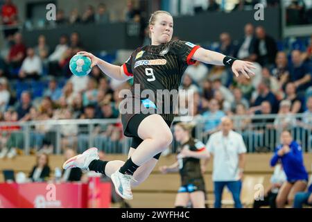 Heidelberg, Deutschland. April 2024. Handball, Frauen: Qualifikation zur Europameisterschaft, Israel - Deutschland, 1. Runde, Gruppe 2, Spieltag 2, SNP-Dome. Die Deutsche Lisa Antl erzielt ein Tor. Quelle: Uwe Anspach/dpa/Alamy Live News Stockfoto